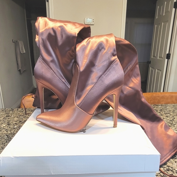 *SOLD* Mauve OTK boots - Picture 1 of 4